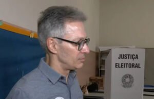 MPE aciona Justiça Eleitoral após Zema usar celular na cabine de votação