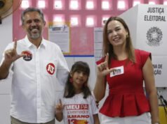 Elmano de Freitas vota em Caucaia acompanhado de aliados