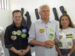 Ronaldo Caiado vota em Goiás acompanhado de Kassab