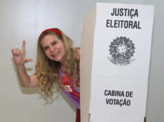 Luzianne Lins, candidata à senadora, vota em Fortaleza