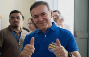 Alcides Fernandes, candidato à senador, vota em Fortaleza
