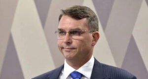 Flávio Bolsonaro chama discussão sobre fim da escala 6×1 de oportunista