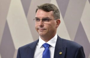 Flávio Bolsonaro chama discussão sobre fim da escala 6×1 de oportunista
