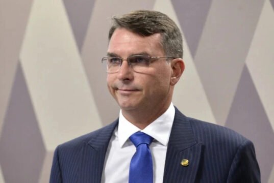 Flávio Bolsonaro muda carta, apaga título de “presidente eleito” e passa a se declarar líder do Brasil