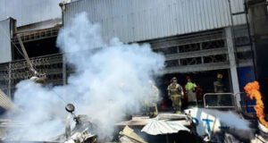 Piloto morre carbonizado após avião cair e pegar fogo em estação de metrô em Belo Horizonte