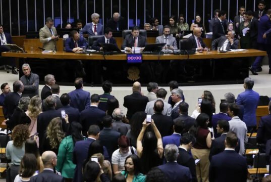 Alcolumbre marca votação da PEC pelo fim da 6×1 para quarta-feira