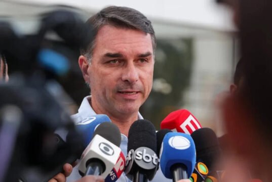 Flávio Bolsonaro diz que foi intimado pela PF a entregar passaportes por ordem de Moraes