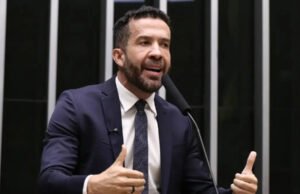 Deputado André Janones é internado com arritmia em São Paulo