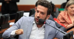 André Janones permanece na UTI após arritmia cardíaca; previsão é de alta em até 48 horas