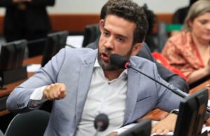 André Janones permanece na UTI após arritmia cardíaca; previsão é de alta em até 48 horas