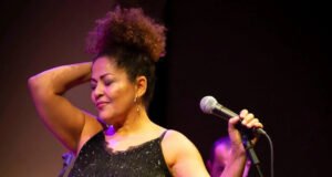 Brasileira com longa trajetória na Itália celebra 40 anos de carreira musical em show especial em Fortaleza neste sábado, 24