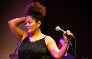 Brasileira com longa trajetória na Itália celebra 40 anos de carreira musical em show especial em Fortaleza neste sábado, 24