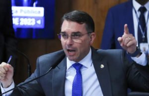 Flávio Bolsonaro já chegou aos Estados Unidos, diz aliado de Trump