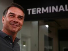 Flávio Bolsonaro se declara “presidente eleito” após deixar o Brasil e acusa eleição de fraude