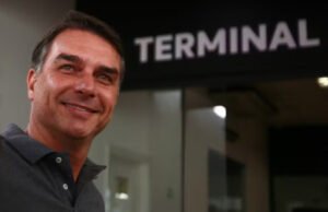 Flávio Bolsonaro se declara “presidente eleito” após deixar o Brasil e acusa eleição de fraude