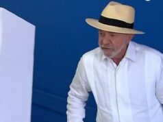 Lula vota em São Bernardo do Campo ao lado de aliados