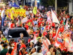 Ato em apoio a Lula reúne milhares de pessoas em Fortaleza