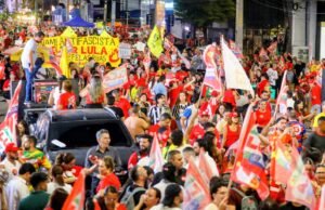Ato em apoio a Lula reúne milhares de pessoas em Fortaleza