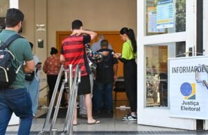 Do aeroporto à seção eleitoral, o voto precisa de vigia